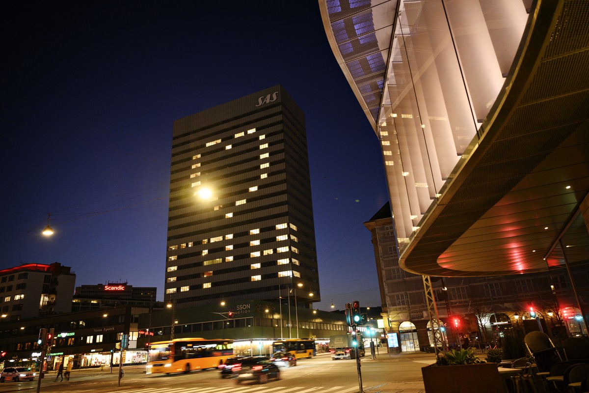 epa08327537 The windows of SAS Hotel Royal lit in the shape of a heart to send a messages of love during the COVID-19 coronavirus crisis in Copenhagen, Denmark, 27 March 2020. EPA/Philip Davali DENMAR ...