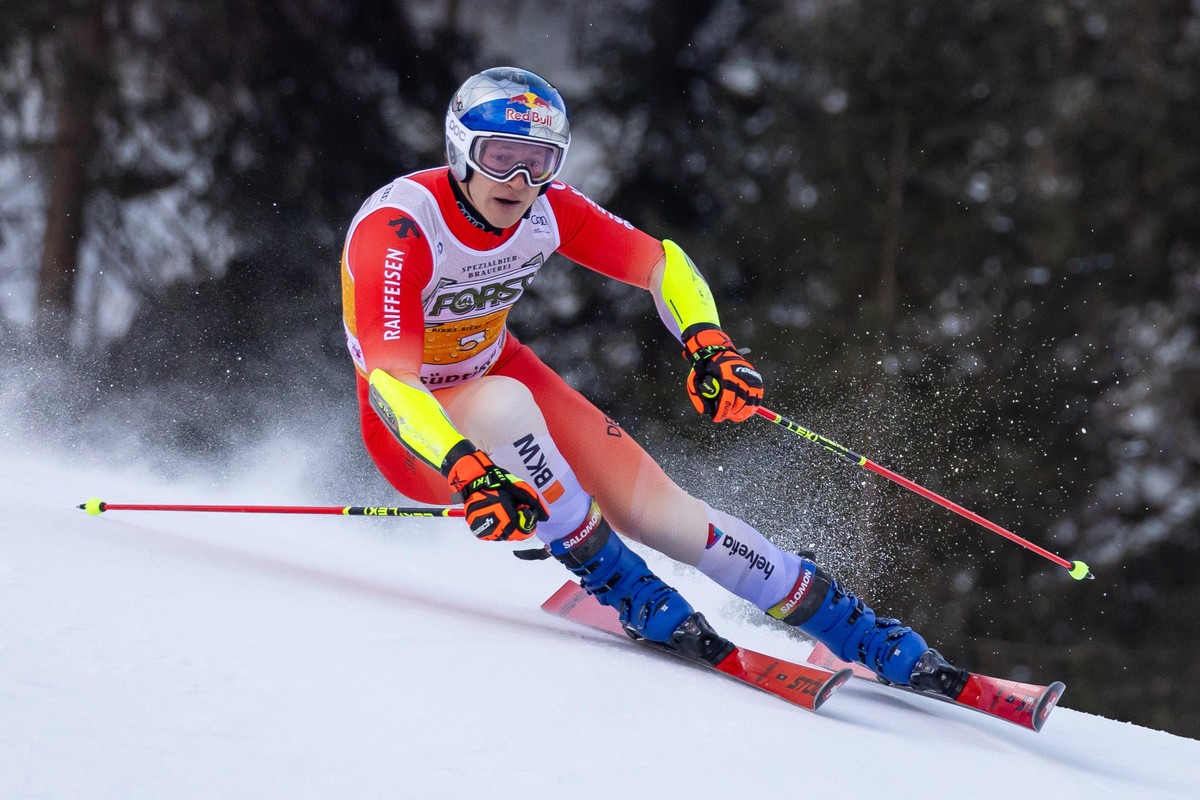 epa11789406 Marco Odermatt of Switzerland in action during the first run of the Men's Giant Slalom race at the FIS Alpine Skiing World Cup event in Alta Badia, Italy, 22 December 2024. EPA/ANDREA ...
