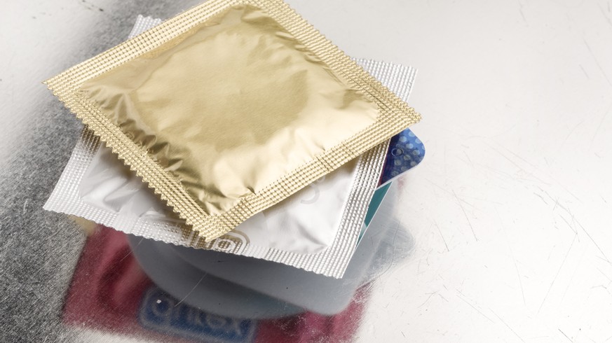 ARCHIVBILD ZUR MK DES BAG UEBER SEXUELL UEBERTRAGBARE INFEKTIONEN, AM MONTAG, 23. OKTOBER 2017 - Packaged condoms, photographed on February 1, 2017. (KEYSTONE/Christian Beutler)

Verpackte Kondome,  ...