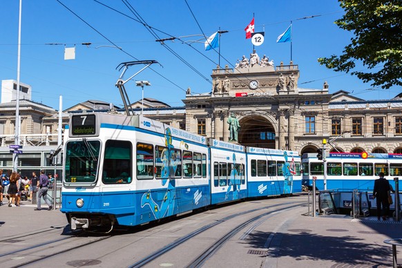 Bahnhofstrasse mit Stra�enbahn vom Typ Tram 2000 �PNV �ffentlicher Nahverkehr in Z�rich, Schweiz Z�rich, Schweiz - 10. August 2023: Bahnhofstrasse mit Stra�enbahn vom Typ Tram 2000 �PNV �ffentlicher N ...