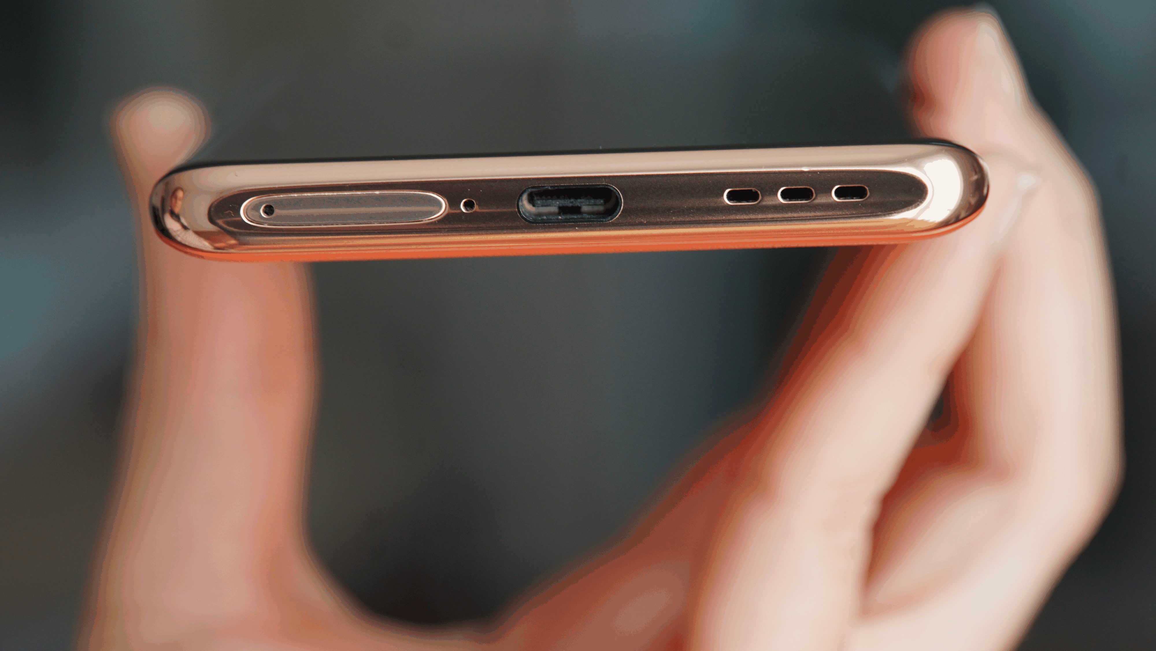 Auf der Unterseite befinden sich SIM-Einschub, USB-C-Port und der Lautsprecher. Einen separaten Kopfhörer-Anschluss oder eine Speichererweiterung gibt es nicht.