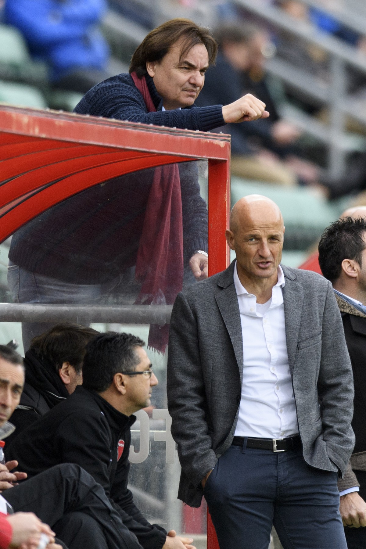Le president du FC Sion Christian Constantin, gauche, et L'entraineur du FC Sion Peter Zeidler, droite, observent la rencontre de football de Super League entre le FC Sion et FC St. Gallen ce dim ...