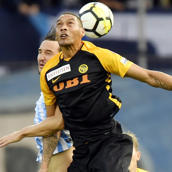 Der Zuercher Alain Nef, links, gegen den Berner Guillaume Hoarau, rechts, beim Fussballspiel der Super League FC Zuerich gegen BSC Young Boys im Stadion Letzigrund in Zuerich am Samstag, 19. August 20 ...