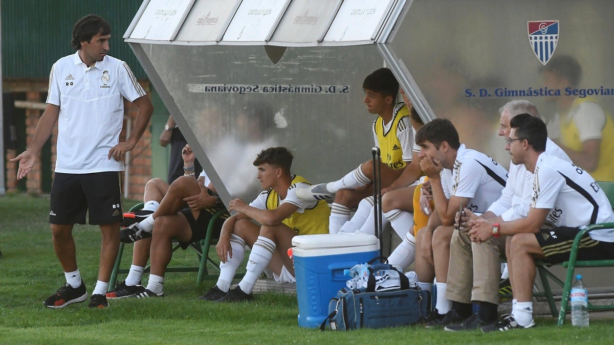 Former Spanish striker Raul Gonzalez (L) attends his debut as Real Madrid Castilla s head coach during a friendly match between Real Madrid Castilla and Gimnastica Segoviana at the La Albuera stadium  ...