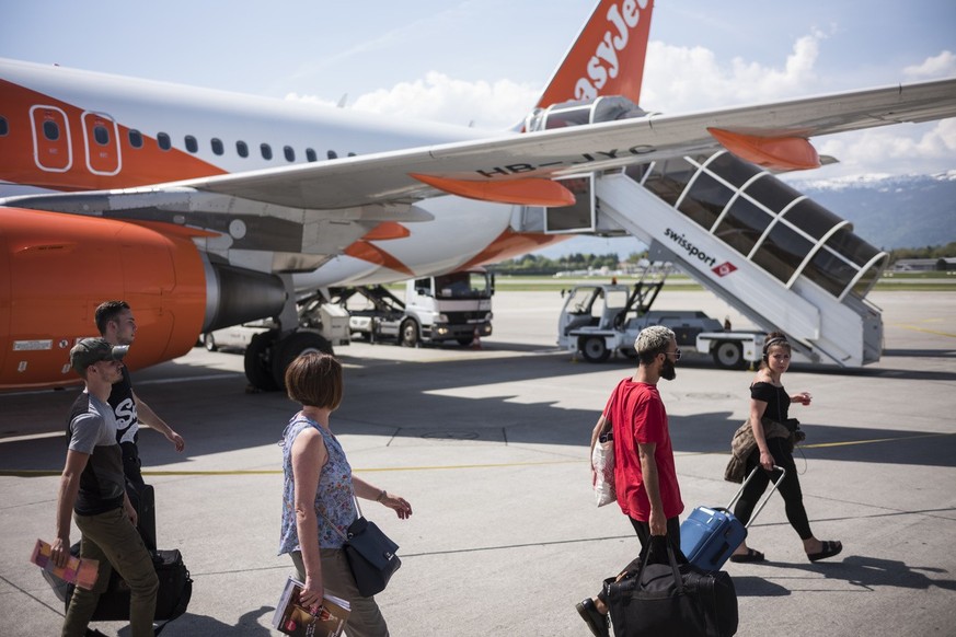 Passagiere verlassen das Flugzeug nach einem Europaflug der Fluggesellschaft Easyjet, am Sonntag, 22. April 2018 auf dem Flughafen Genf Cointrin. (KEYSTONE/Alessandro della Valle)