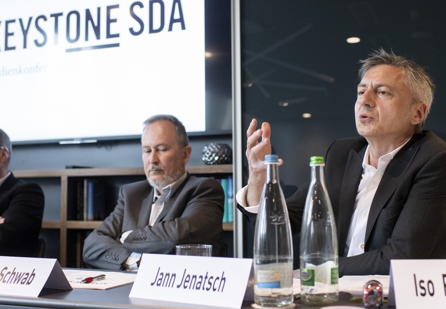 COO Jann Jenatsch, rechts, spricht neben Vize-Verwaltungsratspraesident Matthias Hagemann, links, und CEO Markus Schwab, Mitte, an einer Medienkonferennz anlaesslich der Fusion zwischen der Bildagennt ...