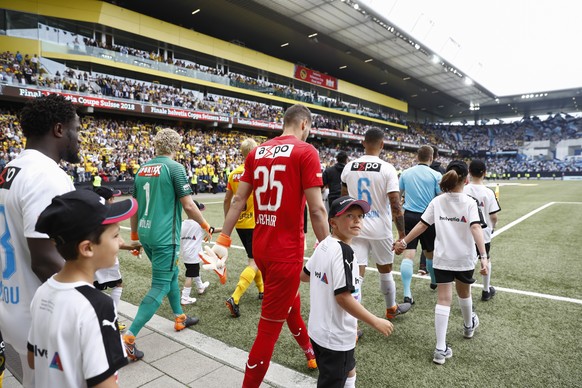 Die Teams von Bern und Zuerich kommen aufs Spielfeld vor dem Schweizer Fussball Cupfinalspiel zwischen den Berner Young Boys und dem FC Zuerich, am Sonntag 27. Mai 2018, im Stade de Suisse in Bern. (K ...