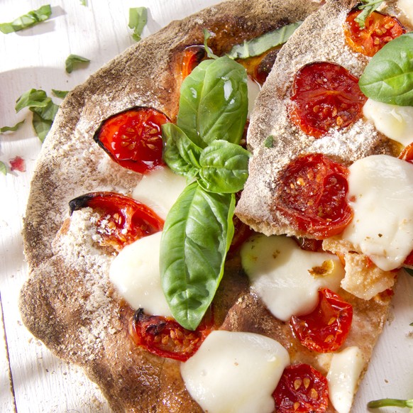 mehrkorn vollkorn teig pizza essen food kochen shutterstock