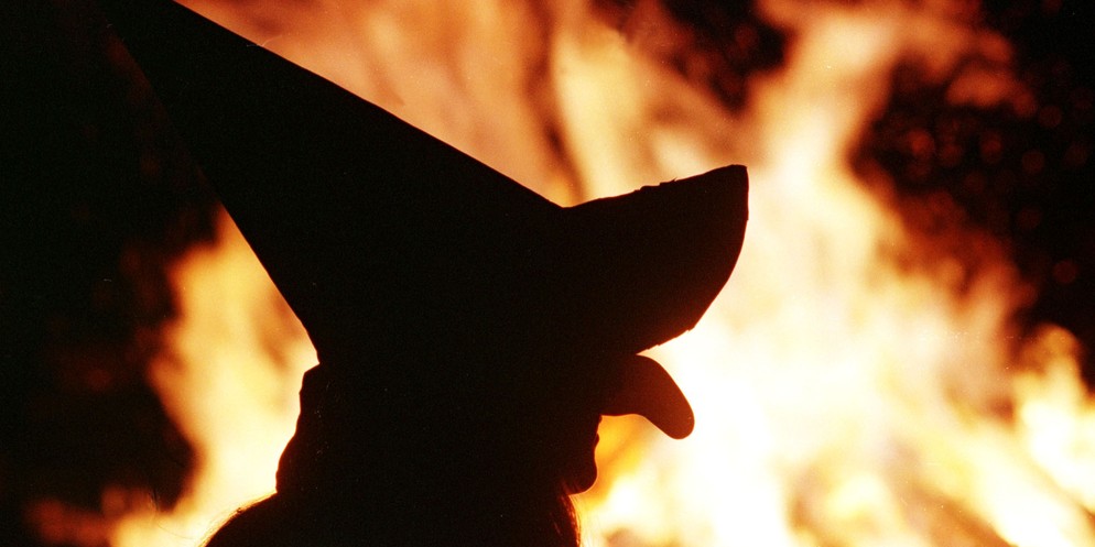„Heia Walpurgis“: So lautet der Ruf in der Nacht vom 30. April auf den 1. Mai. Vielerorts wird als Hexe verkleidet um ein Feuer getanzt.