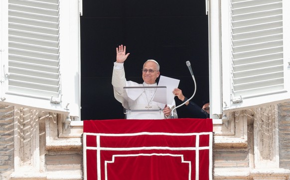 epa12884715 Pope Leo XIV leads Sunday's Regina Caeli prayer from the window of his office overlooking Saint Peter's Square, Vatican City, 12 April 2026. EPA/GIUSEPPE LAMI