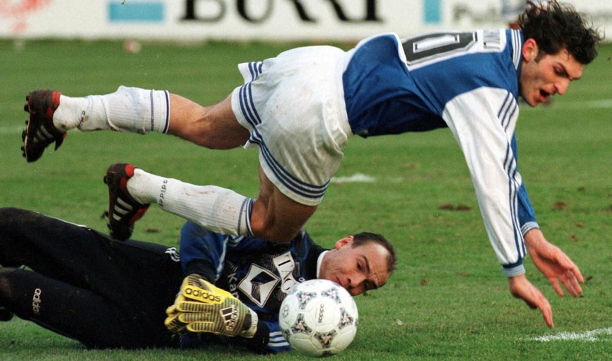 GC-Spieler Michail Kawelaschwili wird vom St. Galler Torhueter Thomas Alder etwas unsanft gestoppt am Samstag, 21. Maerz 1998 beim Meisterschafts-Spiel GC - St. Gallen in Zuerich. (Keystone/Christoph  ...