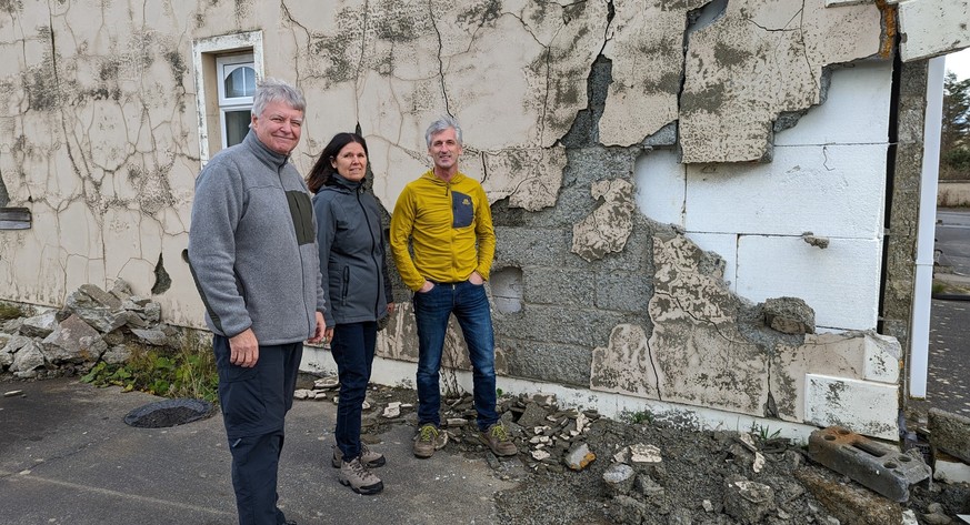 Paul Dunlop (r.) and friends in front of a house in the final phase.