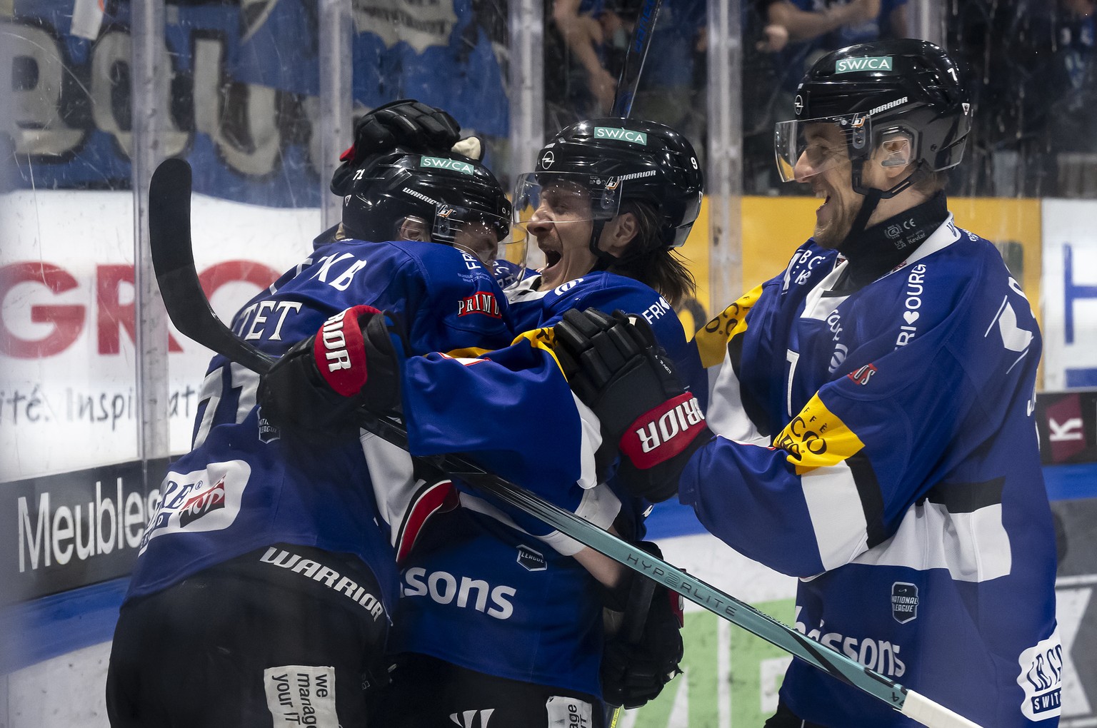 Killian Mottet (HCFG), gauche, jubile apres son but 1-0 avec Marcus Soerensen (HCFG), centre, et Benoit Jecker (HCFG), droite, lors de l&#039;acte 7 du quart de finale des play-off du championnat suis ...