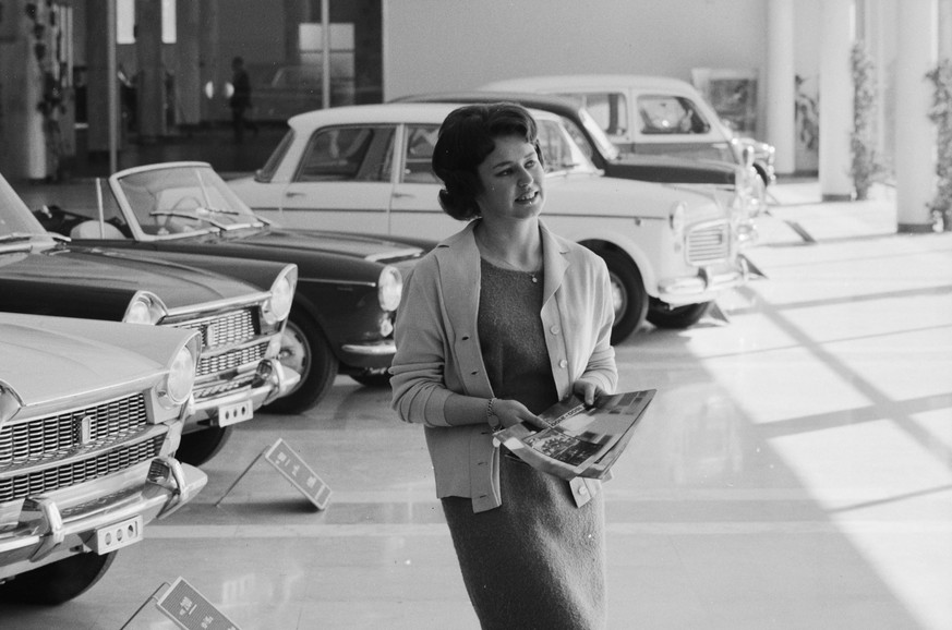 Photographer: Metzger, Jack Title: Geneva, Motor Show, Hostesses Description: Date: 1961 Contains: Hostesses at the Motor Show, 1961.