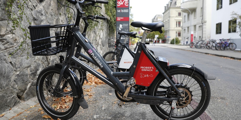 Publibike-Fahrräder bei einer Velostation.