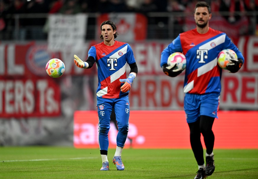 20.01.2023, Sachsen, Leipzig: Fu�ball, Bundesliga, RB Leipzig - FC Bayern M�nchen, 16. Spieltag, Red Bull Arena. M�nchens Torh�ter Yann Sommer (l) und Sven Ulreich bei der Erw�rmung. WICHTIGER HINWEIS ...