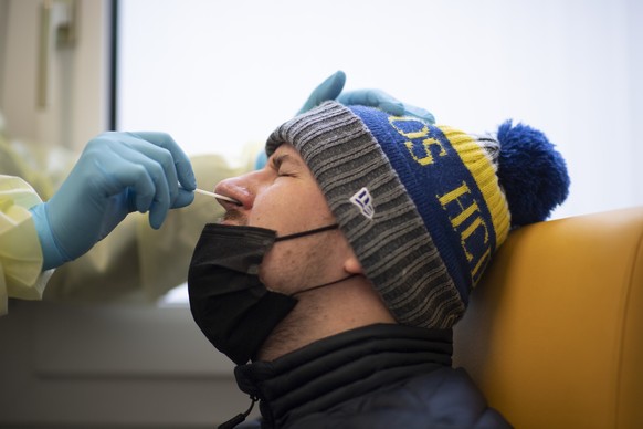 Ein Mann beim PCR Test, im Testzentrum fuer das Coronavirus, am Montag, 25. Januar 2021, beim Spital in Davos. Heute nehmen im Kanton Graubuenden neun regionale Impf- und Testzentren den Betrieb auf.  ...