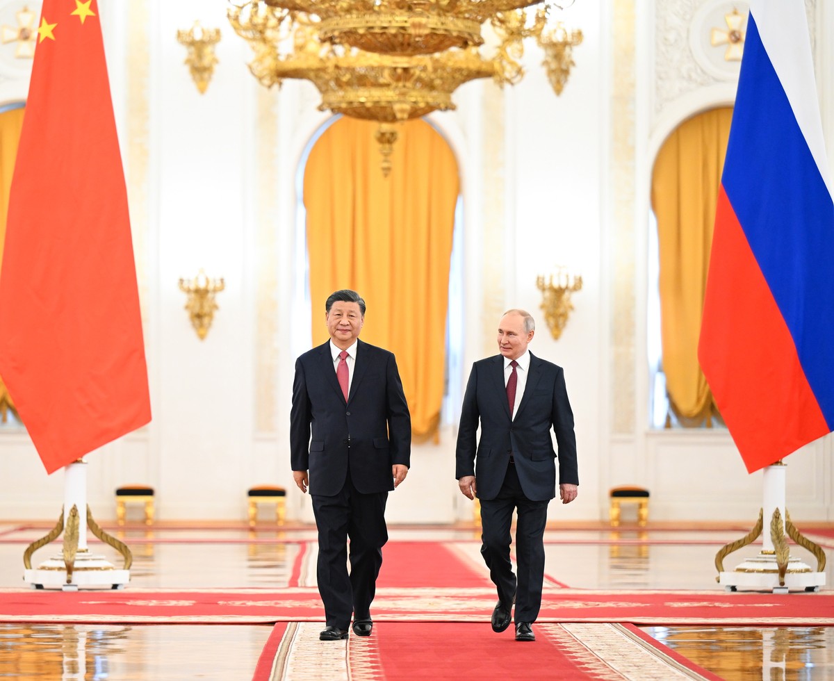 epa10536298 Russian President Vladimir Putin holds a solemn welcome ceremony for Chinese President Xi Jinping at the St. George's Hall at the Kremlin in Moscow, Russia, 21 March 2023 (issued 22 M ...