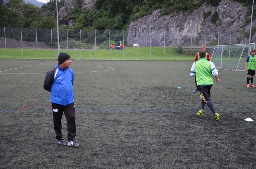 Antonio dos Reis gibt Anweisungen und ist mit viel Herzblut beim Training dabei.