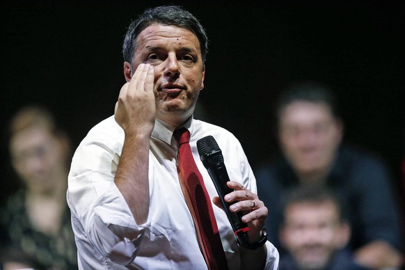 epaselect epa05648933 Italian Prime Minister, Matteo Renzi, during an event to support the vote &#039;Yes&#039; in the Constitutional Referendum, in Rome, Italy, 26 November 2016. The Constitutional R ...