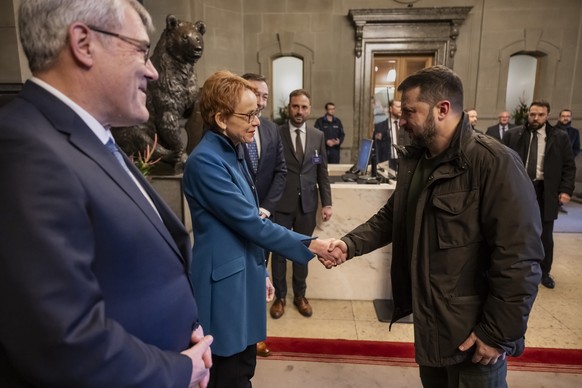 epa11079639 Ukrainian President Volodymyr Zelensky (R) is welcomed by the Presidents of the two Swiss parliamentarty chambers, Eric Nussbaumer (L), President of the National Council, and Eva Herzog (2 ...