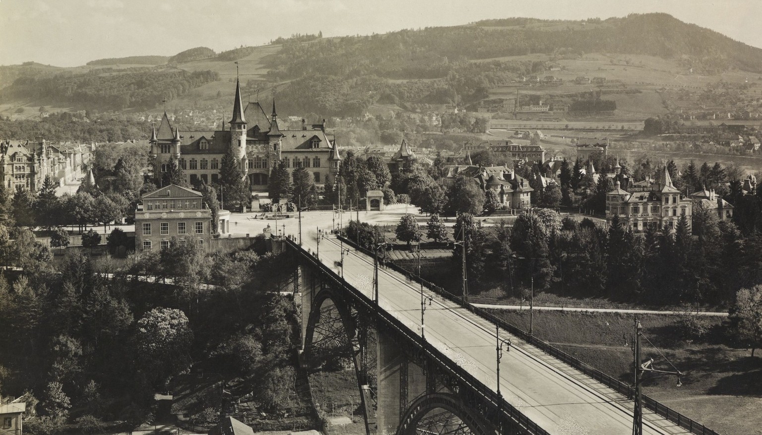 Bern, Kirchenfeldbrücke and Historical Museum, around 1927. https://ba.e-pics.ethz.ch/catalog/ETHBIB.Bildarchiv/r/758294/viewmode=infoview/qsr=historisches%20museum%20bern