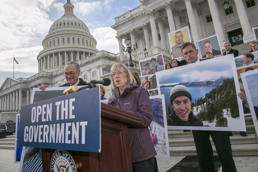 Der demokratische Senator Chuck Schumer zeigt bei einer Aktion vor dem Kapitol Bilder von Menschen, die vom «Shutdown» betroffen sind.&nbsp;