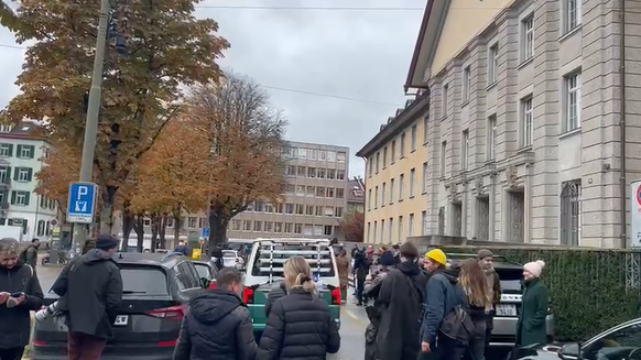 Brian und Entourage fahren davon.