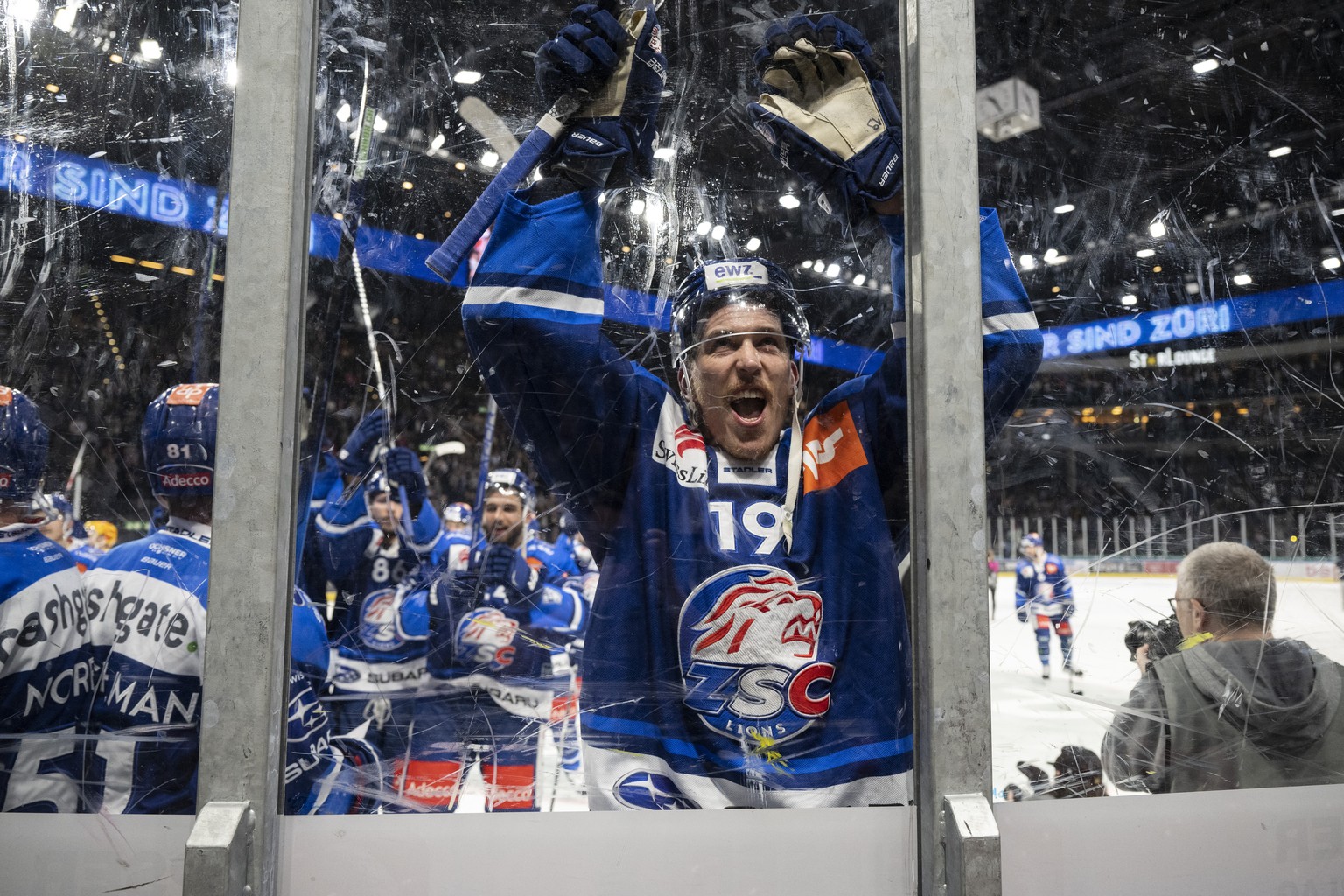 Die Zuercher jubeln zum Finaleinzug nach dem vierten Eishockey Playoff-Halbfinal der National League zwischen den ZSC Lions und Fribourg-Gotteron am Donnerstag 14. April 2022, im Zuercher Hallenstadio ...