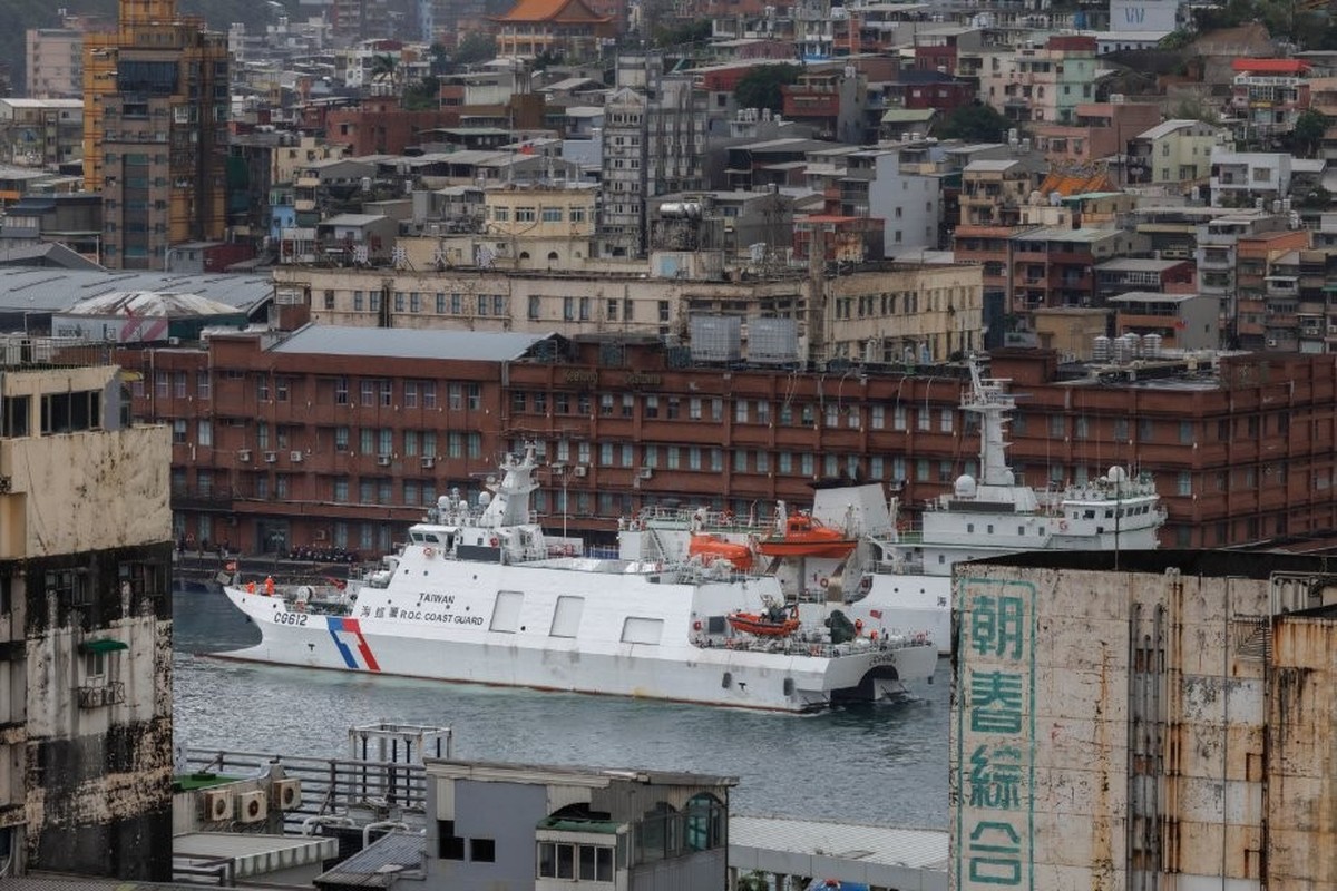 Le navire Su'ao de l'Administration des garde-côtes taïwanais (CGA) navigue dans le port de Keelung (nord), alors que l'armée chinoise mène des exercices militaires autour de Taïwan.