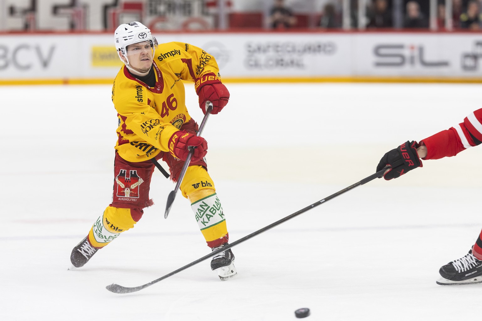Vili Saarijaervi (SCL), lors du cinquieme match des Play-off des quarts de finale du championnat suisse de hockey sur glace de National League, entre Lausanne HC et SCL Tigers le vendredi 21 mars 2025 ...