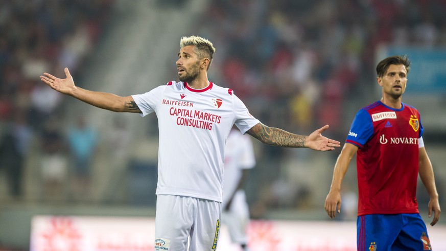 Le milieu valaisan Valon Behrami, gauche, lutte pour le ballon avec le milieu balois Valentin Stocker, droite, lors de la rencontre de football de Super League entre le FC Sion et le FC Basel 1893 ce  ...