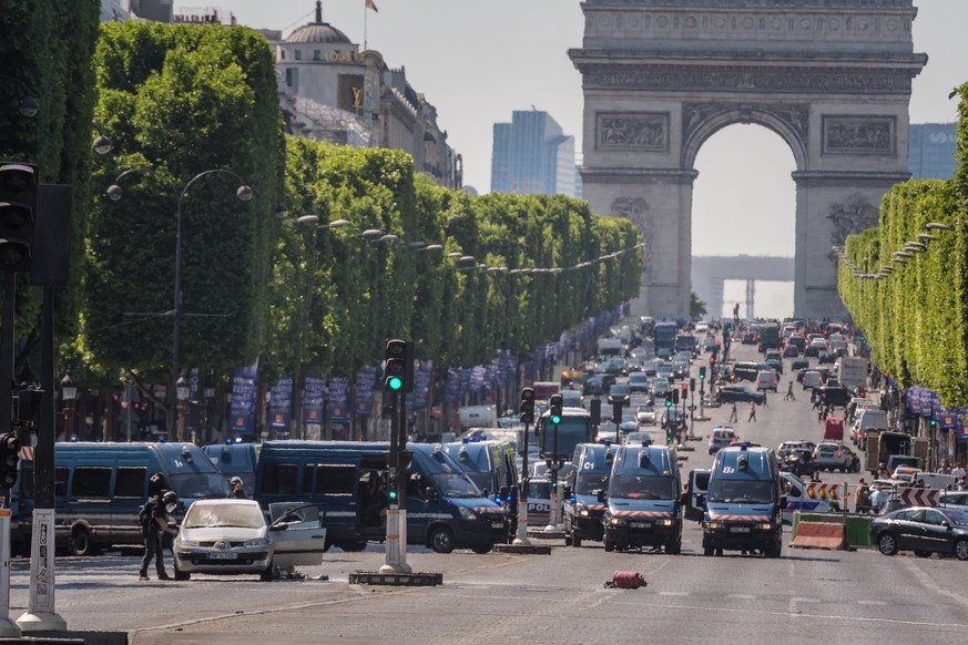 epa06037441 A police operation is under way on the Champs Elysees avenue after a car collided a with a police vehicle in Paris, France, 19 June 2017. According to latest reports, the driver allegedly  ...