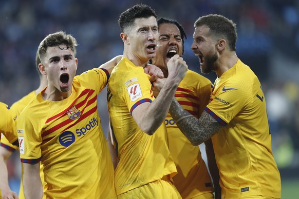 epa11162110 FC Barcelona&#039;s striker Robert Lewandowski (C) celebrates after scoring the 1-2 goal from the penalty spot during the Spanish LaLiga soccer match between RC Celta Vigo and FC Barcelona ...