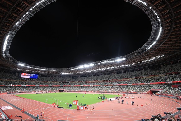 Athletes compete in the Women s 10,000m final in front of empty stands during the Tokyo 2020 Olympic Games, Olympische Spiele, Olympia, OS at the National Stadium in Tokyo, Japan on August 7, 2021. No ...
