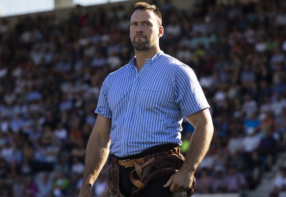 Kilian Wenger vor seinem ersten Gang gegen Patrick Raebmatter, beim Berner Kantonalen Schwingfest, am Sonntag, 17. Juli 2022 in der Stockhorn Arena in Thun. (KEYSTONE/Peter Klaunzer)