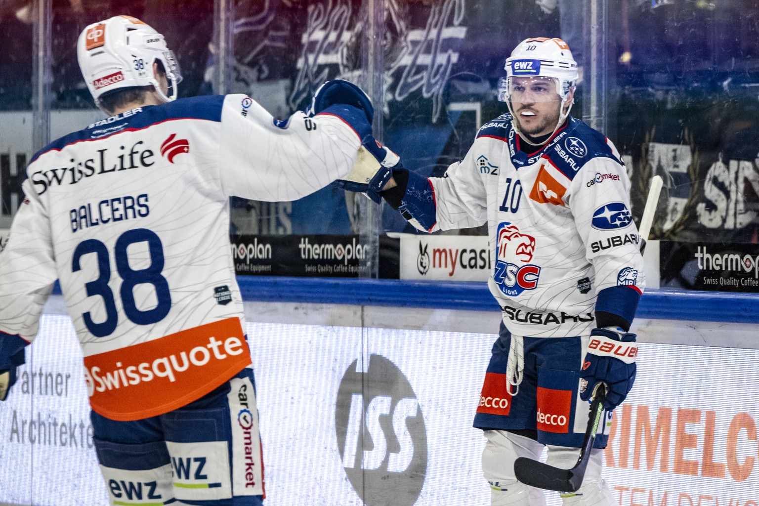 Die Zuercher mit Sven Andrighetto, rechts, feiern das Tor zum 1:2 beim Eishockey Meisterschaftsspiel der National League zwischen dem EV Zug und den ZSC Lions am Donnerstag, 29. Februar 2024 in Zug. ( ...