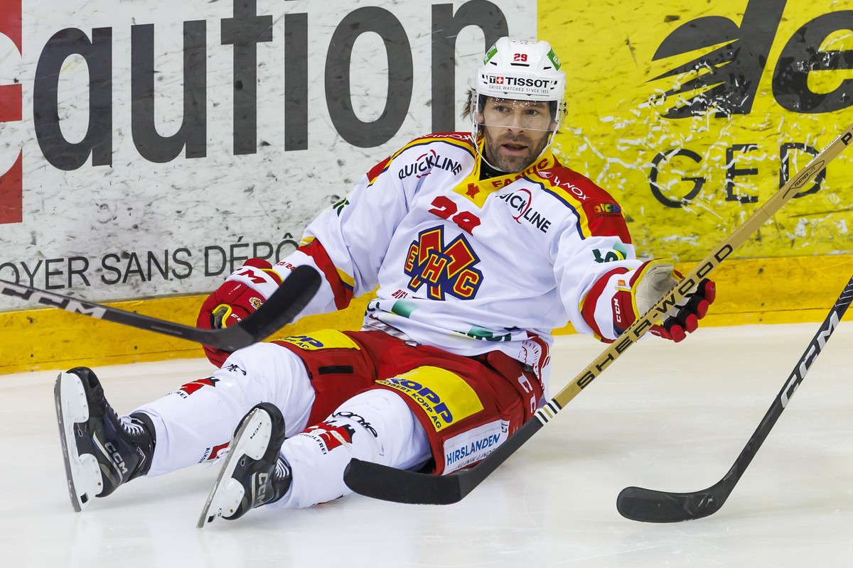 Biel's defender Beat Forster reacts, during a National League regular season game of the Swiss Championship between Geneve-Servette HC and EHC Biel-Bienne, at the ice stadium Les Vernets, in Gene ...