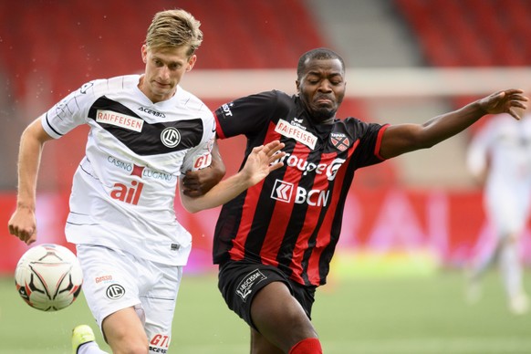 Le joueur luganais Roman Macek, gauche, lutte pour le ballon avec le milieu neuchatelois Freddy Mveng, droite, lors de la rencontre de football de Super League entre Neuchatel Xamax FCS et FC Lugano c ...