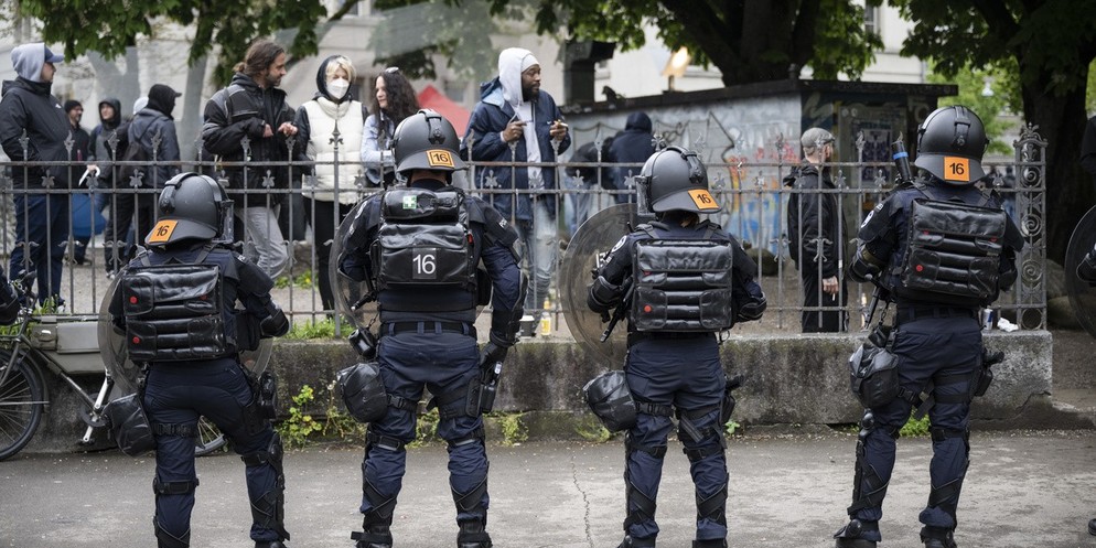 Der Versuch einer Nachdemo wurde von der Polizei schnell gestoppt. Sie kesselte die Linksautonomen im Kanzleiareal ein. Daneben kam es immer wieder zu kleineren Scharmützeln, die Polizei setzte mehrma ...