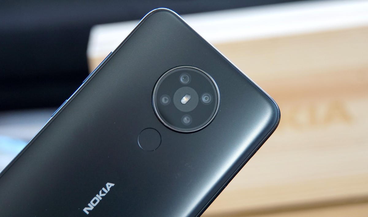 Die Rückseite das Nokia 5.3 ist aus Kunststoff.