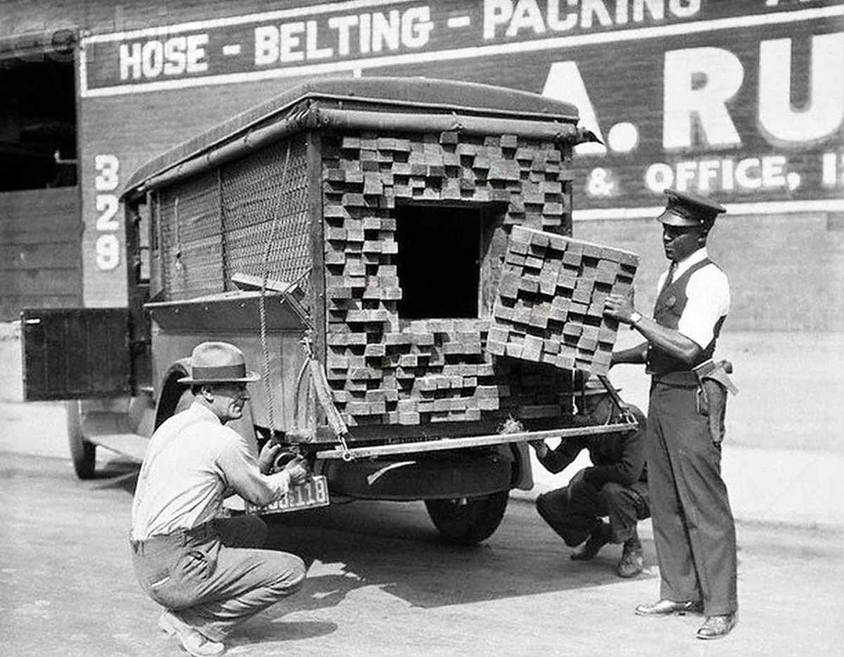 https://social.shorthand.com/huntedguy/jgmOKSLCq/awesome-rare-photographs prohibition bootlegger alkohol-versteck