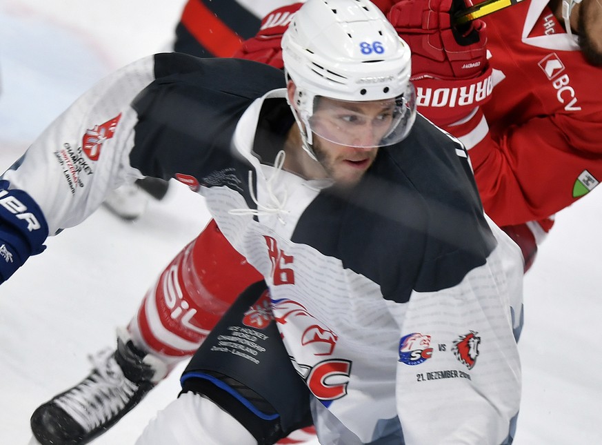 Der Zuercher Dario Trutmann, links, gegen den Lausanner Yannick Herren, rechts, beim Eishockeyspiel der National League ZSC Lions gegen den Lausanne HC in Zuerich am Samstag, 21.Dezember 2019. (KEYSTO ...