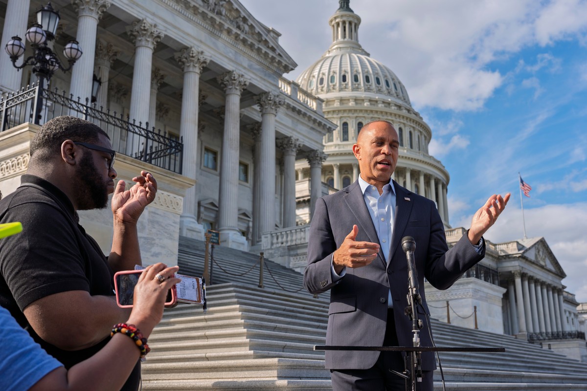 House Democratic Leader Hakeem Jeffries of New York speaks during a news conference at the Capitol in Washington, Wednesday, Sept. 30, 2026. (AP Photo/J. Scott Applewhite)
Hakeem Jeffries