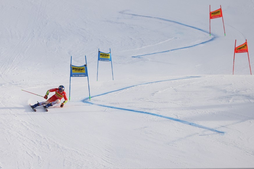 epa10373995 Marco Odermatt of Switzerland is on his way to win the Men&#039;s Giant Slalom race of the Alpine Skiing World Cup in Alta Badia, Italy, 19 December 2022. EPA/ANDREA SOLERO