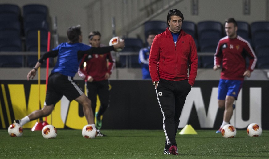 epa04089106 FC Basel&#039;s head coach Murat Yakin (front) leads his team&#039;s training session in Tel Aviv, Israel, 19 February 2014. FC Basel will face Maccabi Tel Aviv in the UEFA Europa League s ...