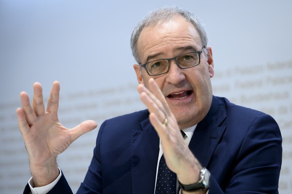 Bundesrat Guy Parmelin spricht an einer Medienkonferenz, am Freitag, 18. Dezember 2020, im Medienzentrum Bundeshaus in Bern zur Verschaerfung der Corona-Massnahmen wegen der weitherhin hohen Fallzahle ...