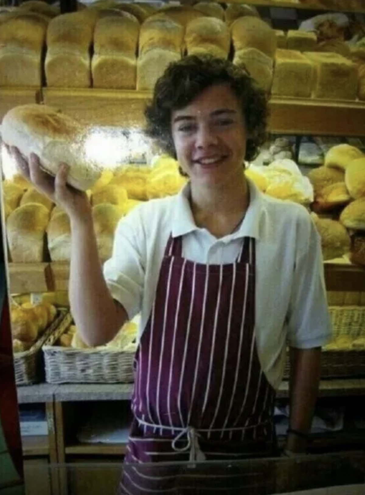 Harry Styles pose fièrement avec l'une de ses oeuvres