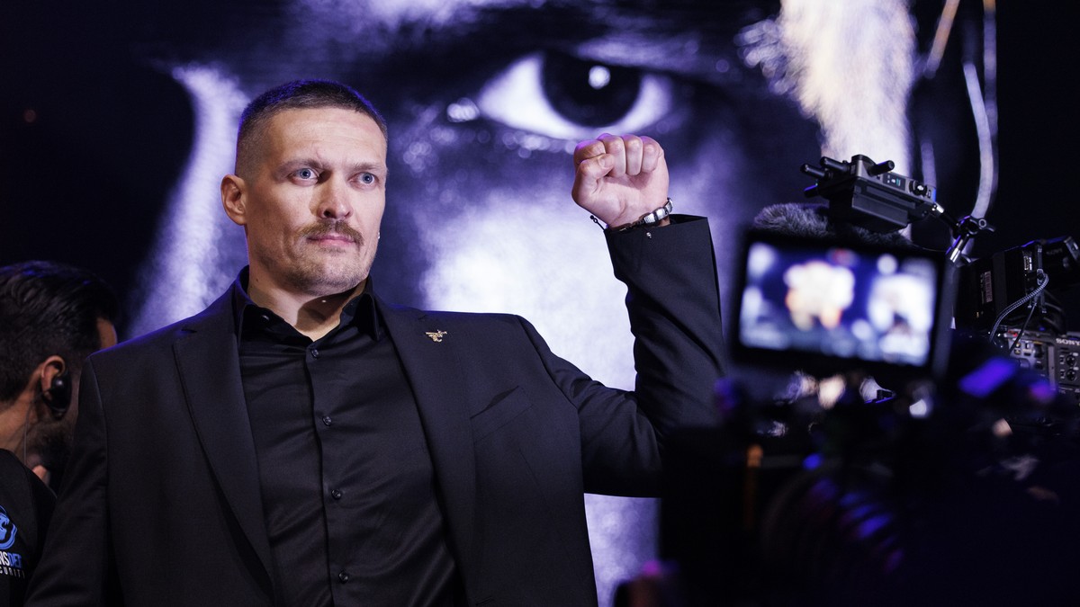 epa10979243 Ukrainian boxer Oleksandr Usyk attends a press conference ahead of 'Tyson Fury vs Oleksandr Usyk'boxing match, in London, Britain, 16 November 2023. The undisputed heavyweight ch ...