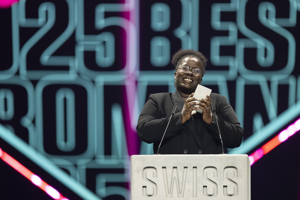 epa12141890 Swiss singer-songwriter Nnavy accepts the Best Act Romandie award during the Swiss Music Awards ceremony in Zurich, Switzerland, 28 May 2025. EPA/ENNIO LEANZA